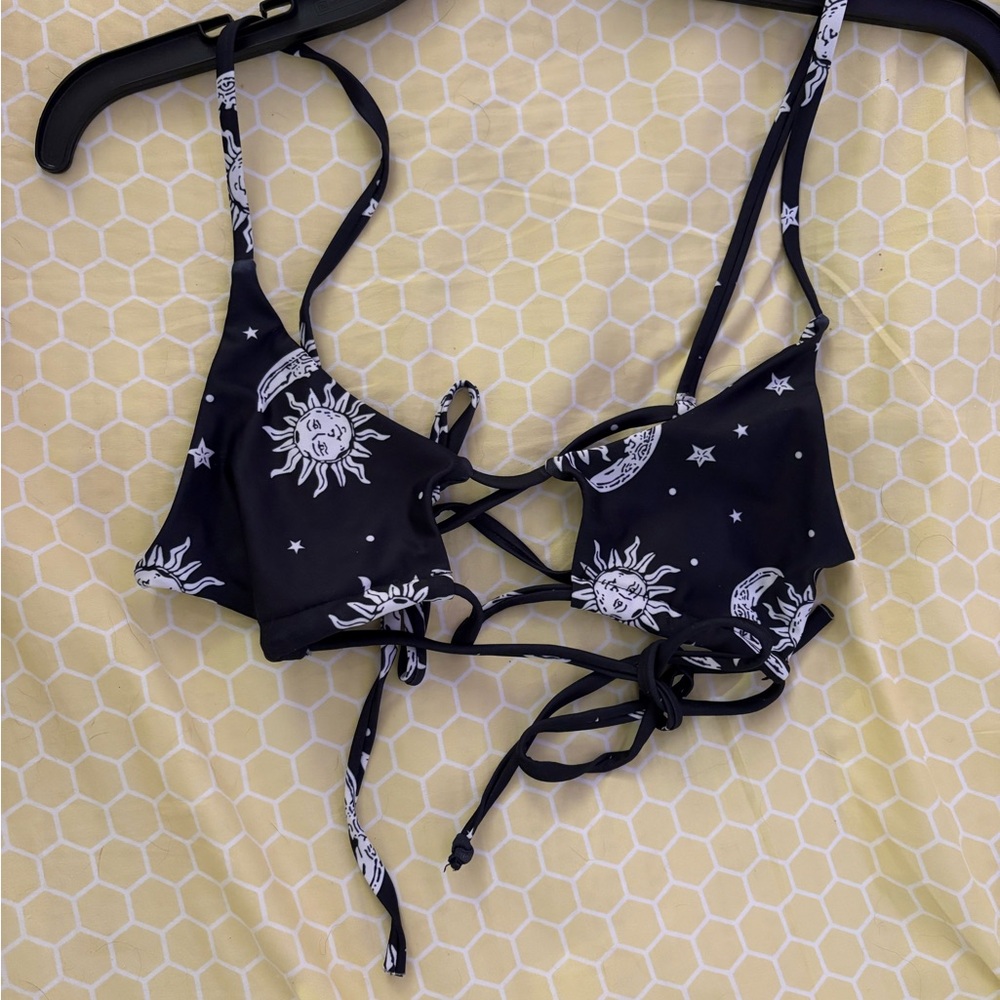SHEIN Black and White Sun Print Bikini Top & Bottoms. Top/Bottom are both SMALL.